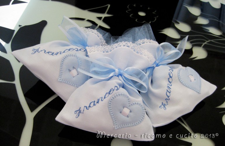 Sacchettini bomboniere portaconfetti celeste con cuore per Francesco