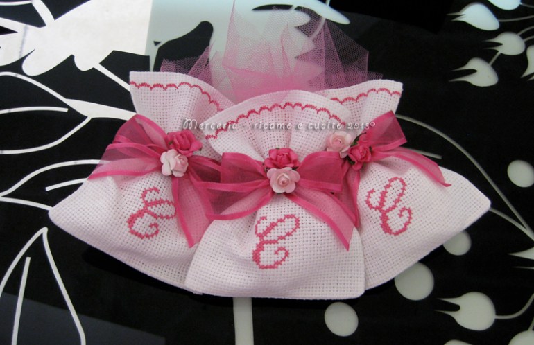 Sacchettini bomboniere portaconfetti in tela aida e rigati con iniziale "C" per Camilla