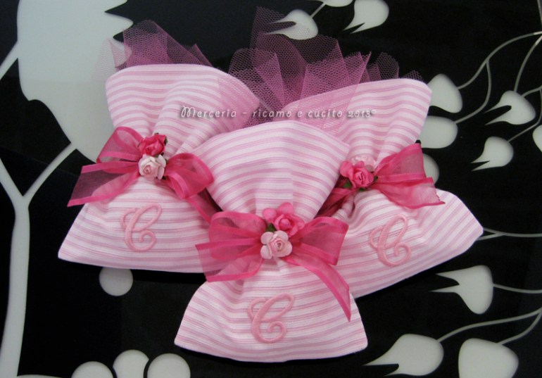 Sacchettini bomboniere portaconfetti in tela aida e rigati con iniziale "C" per Camilla