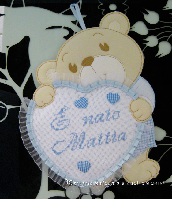 Fiocco nascita orsetto con cuore celeste "E' nato Mattia"