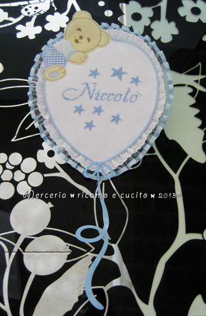 Fiocco nascita palloncino celeste e sacchetti con stelline per Niccolò