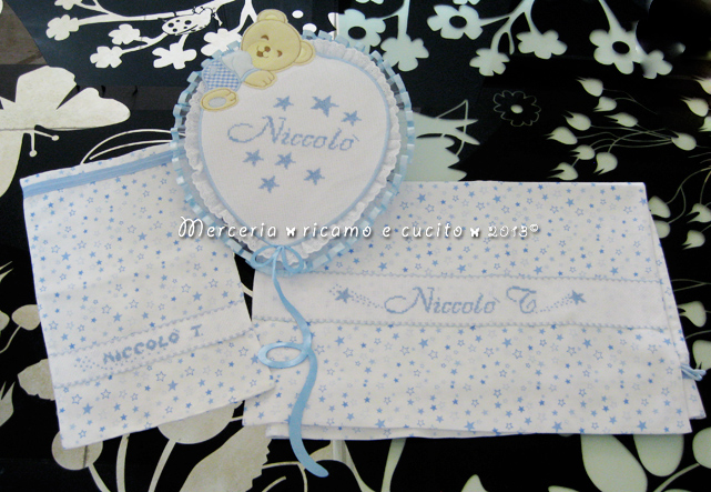 Fiocco nascita palloncino celeste e sacchetti con stelline per Niccolò