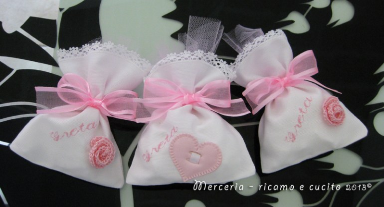 Sacchettini bomboniere portaconfetti bianchi con cuore e fiore per Greta