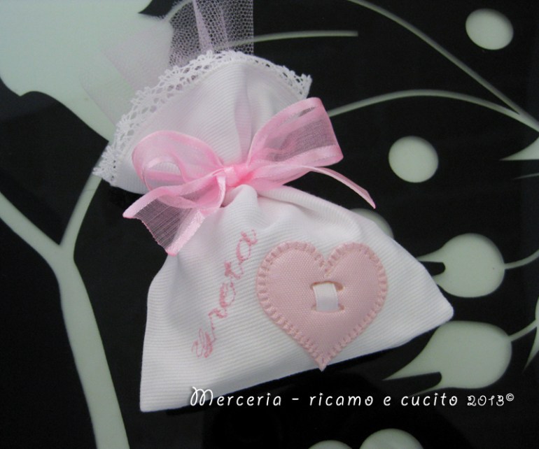 Sacchettini bomboniere portaconfetti bianchi con cuore e fiore per Greta
