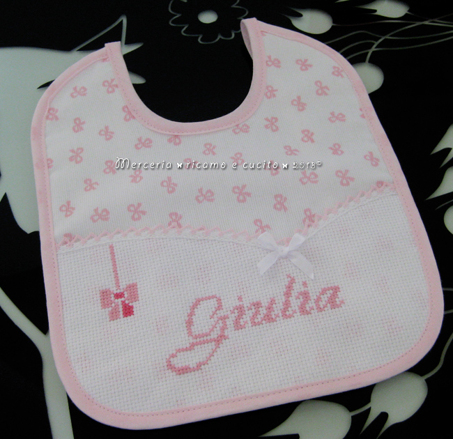 Bavaglino con fiocchetti rosa per Giulia