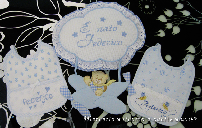 Fiocco nascita aeroplano celeste e bavette con apine e fiocchetti per Federico