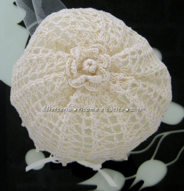Cuffia cappello panna con rosellina all'uncinetto per neonato