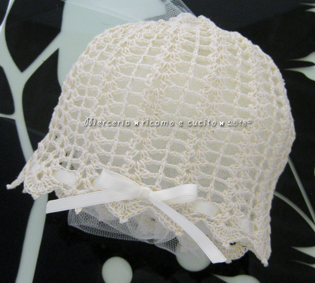 Cuffia cappello panna con rosellina all'uncinetto per neonato