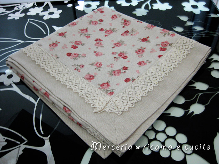 Runner da tavolo con rose