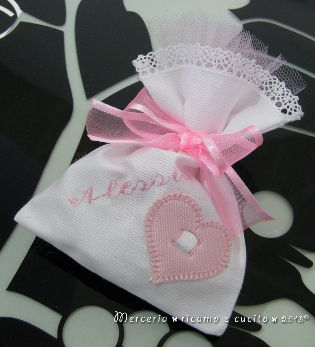 Sacchettini bomboniere portaconfetti bianchi con cuore per Alessia