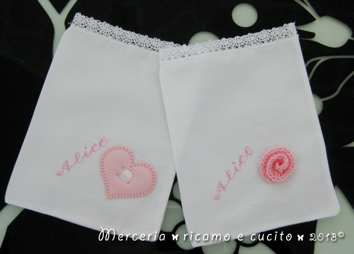 Sacchettini bomboniere portaconfetti bianchi con cuore e fiore per Alice