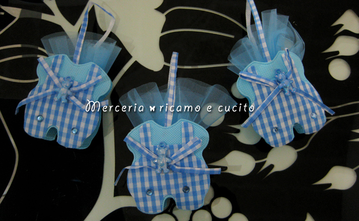 Sacchettino bomboniera portaconfetti a forma di ciuccio e tutina