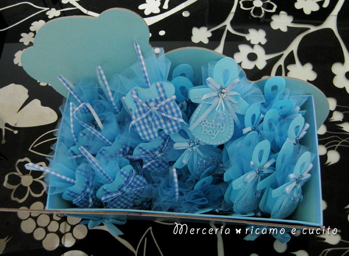 Sacchettino bomboniera portaconfetti a forma di ciuccio e tutina