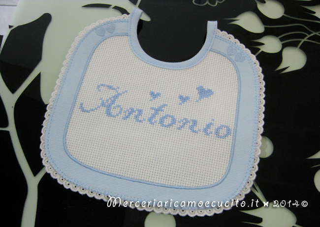 Busta portaoggetti con cuori e bavetta prima misura con cuori per Antonio