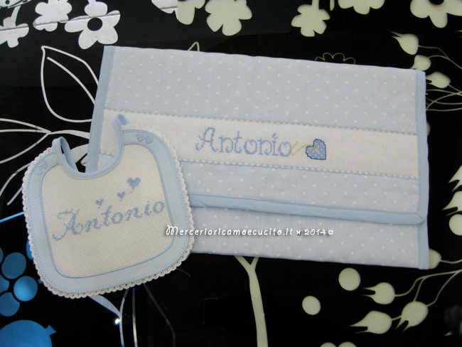 Busta portaoggetti con cuori e bavetta prima misura con cuori per Antonio