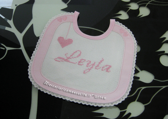 Bavetta prima misura con fiocchetti, borsa beauty e fiocco nascita mongolfiera rosa per Leyla