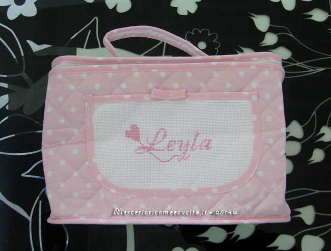 Bavetta prima misura con fiocchetti, borsa beauty e fiocco nascita mongolfiera rosa per Leyla