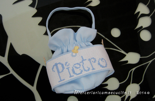 Sacchetto nascita celeste pois porta ciuccio e bavette personalizzate per Pietro