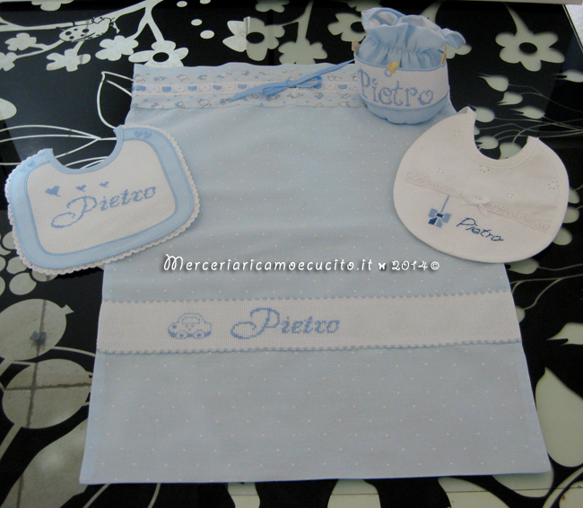 Sacchetto nascita celeste pois porta ciuccio e bavette personalizzate per Pietro