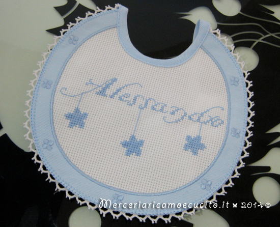 Bavetta prima misura con fiori e bavetta con fiocchetti per Alessandro