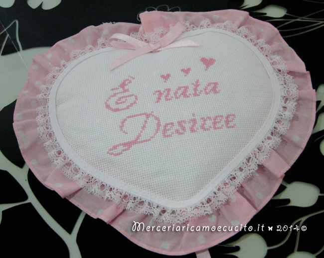 coccarda-Fiocco-nascita-cuore-rosa-con-orsetto-“E'-nata-Desiree”-1 – Gift –  Ricamo e cucito