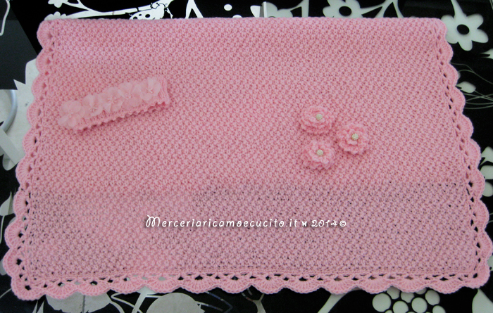 Copertina rosa in lana e fascia capelli in cotone con fiore all'uncinetto