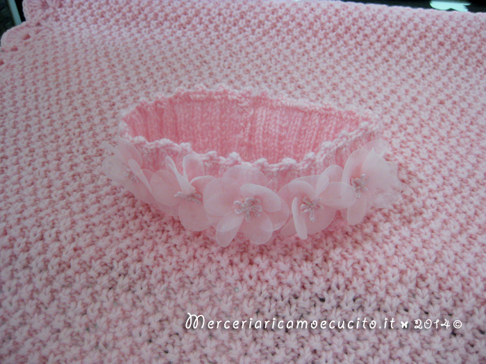 Copertina rosa in lana e fascia capelli in cotone con fiore all'uncinetto