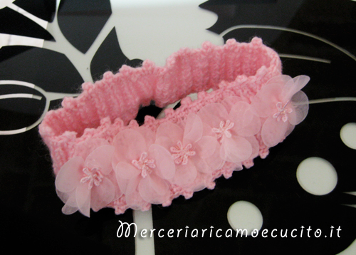 Copertina rosa in lana e fascia capelli in cotone con fiore all'uncinetto