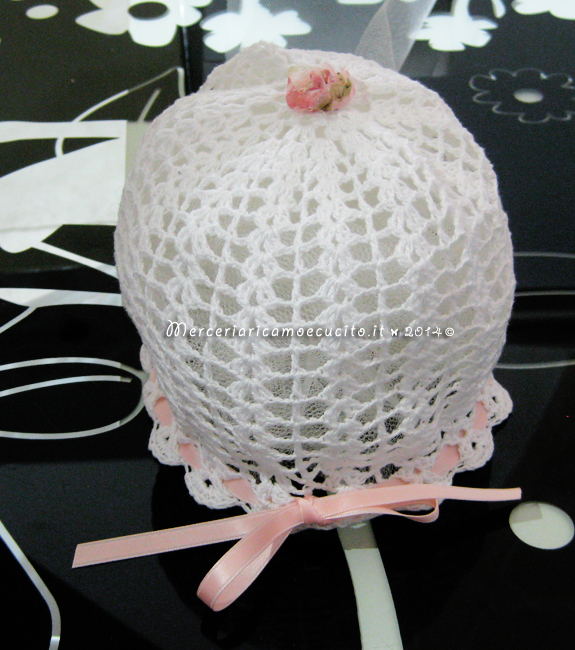 Fiocco nascita cicogna, accappatoio con apine, cuffietta all'uncinetto e bavetta per Noemi