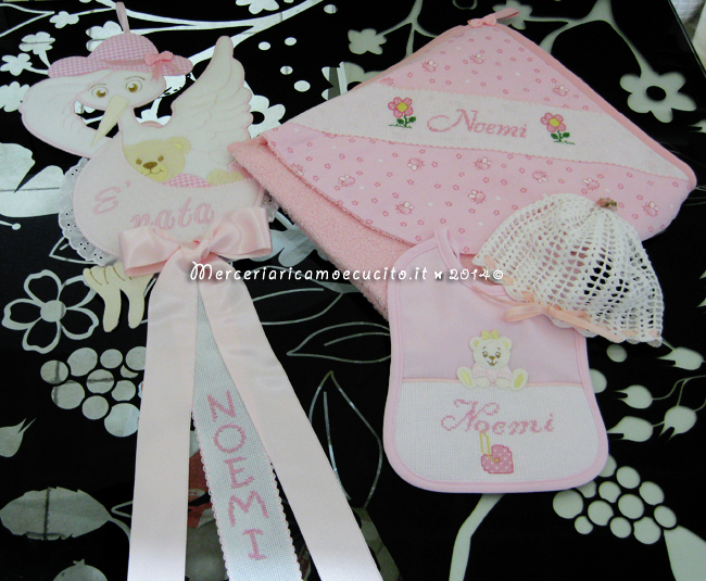 Fiocco nascita cicogna, accappatoio con apine, cuffietta all'uncinetto e bavetta per Noemi