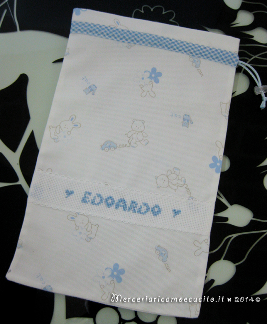 Fiocco nascita mongolfiera celeste, sacchetti per nascita, bavetta e borsa beauty per Edoardo