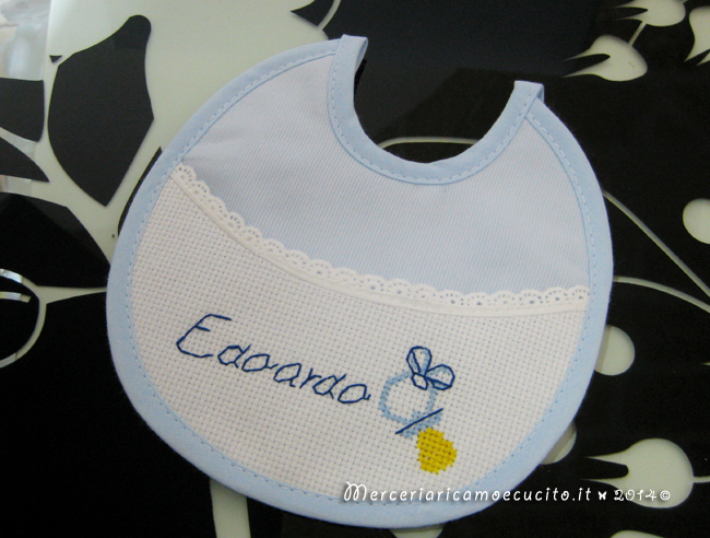 Fiocco nascita mongolfiera celeste, sacchetti per nascita, bavetta e borsa beauty per Edoardo