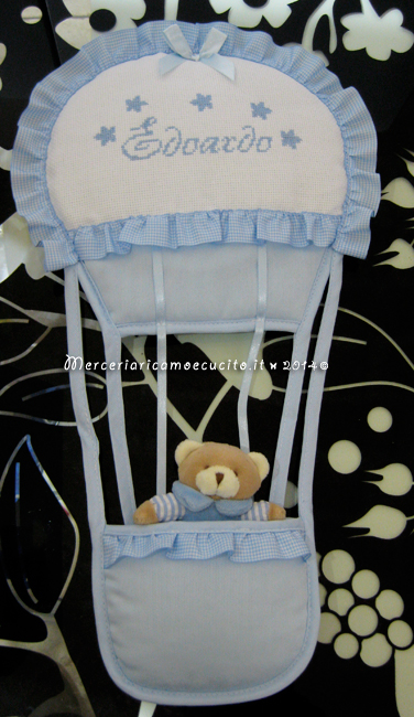 Fiocco nascita mongolfiera celeste, sacchetti per nascita, bavetta e borsa beauty per Edoardo