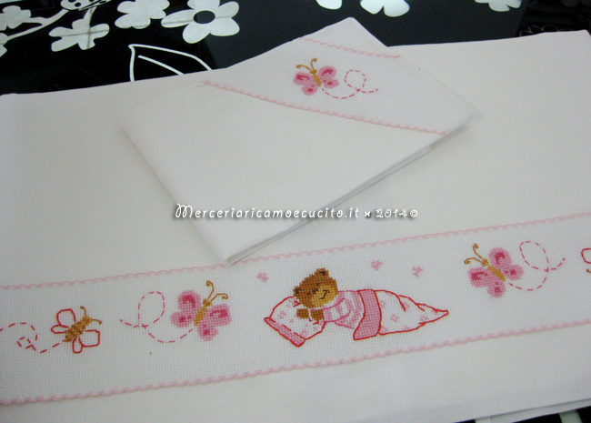 Lenzuolino bavetta e sacchettini per Lucrezia