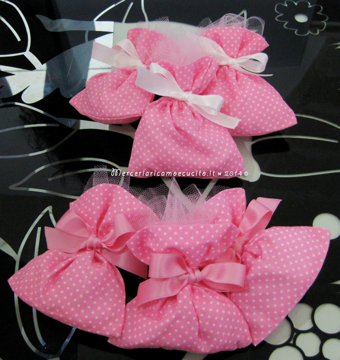 Lenzuolino bavetta e sacchettini per Lucrezia