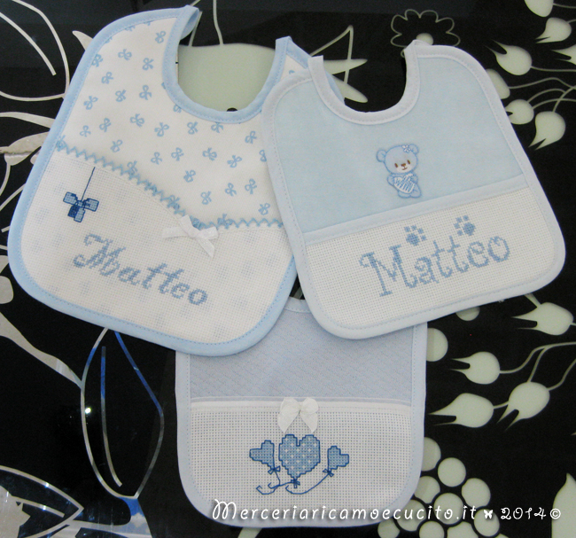 Sacchetto nascita elegante celeste con orsetto nanna e bavette personalizzate per Matteo