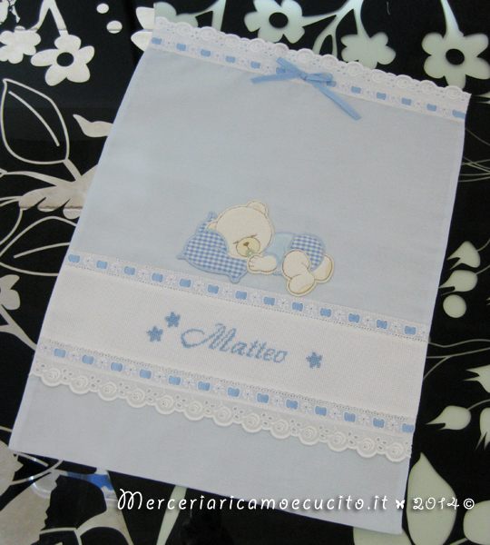 Sacchetto nascita elegante celeste con orsetto nanna e bavette personalizzate per Matteo