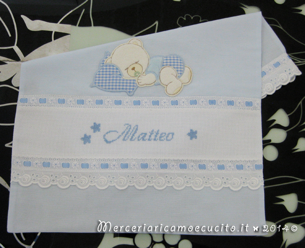 Sacchetto nascita elegante celeste con orsetto nanna e bavette personalizzate per Matteo