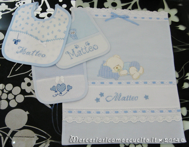 Sacchetto nascita elegante celeste con orsetto nanna e bavette personalizzate per Matteo