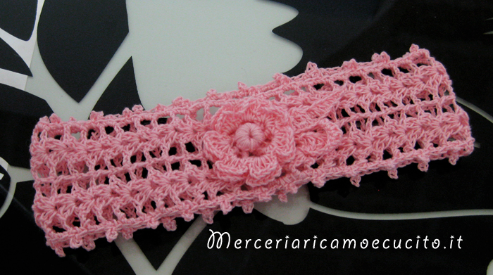 Scarpette e fascie per capelli rosa in cotone all'uncinetto