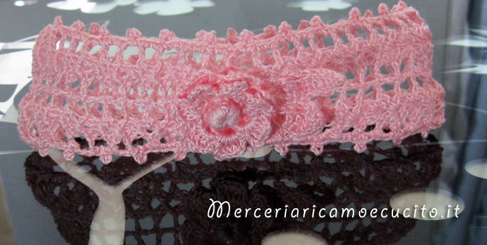 Scarpette e fascie per capelli rosa in cotone all'uncinetto