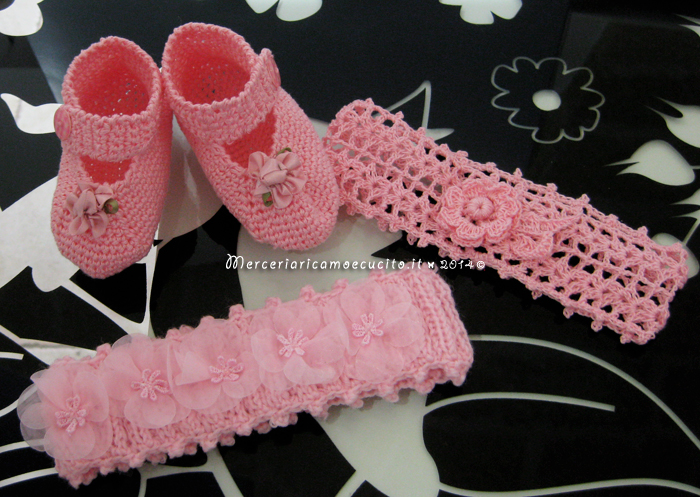 Scarpette e fascie per capelli rosa in cotone all'uncinetto