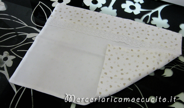 Set lenzuolino con cuori panna in cotone