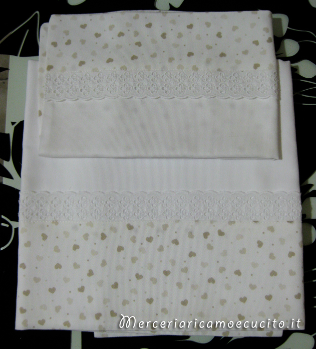 Set lenzuolino con cuori panna in cotone
