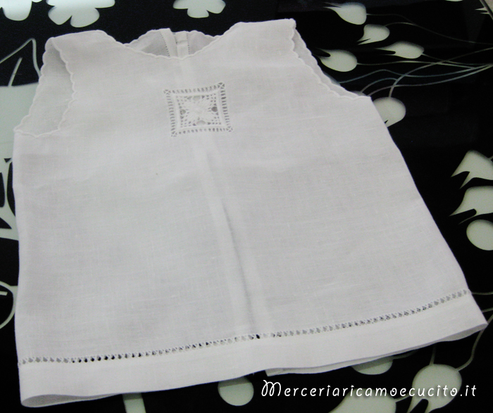 Camicina in lino con ricamo punto antico