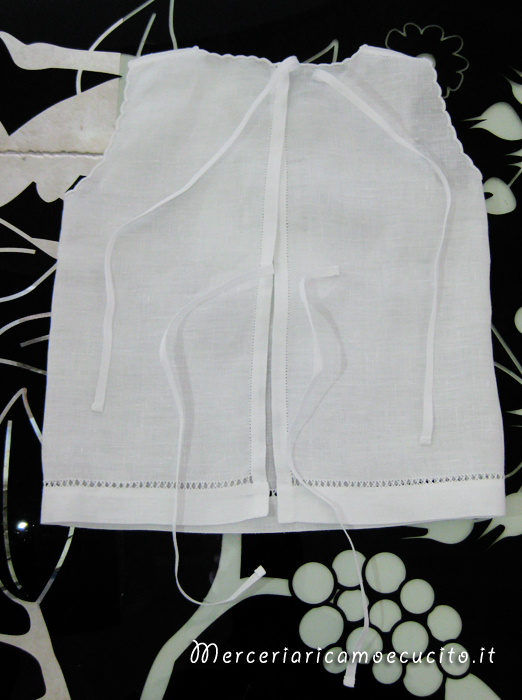 Camicina in lino con ricamo punto antico