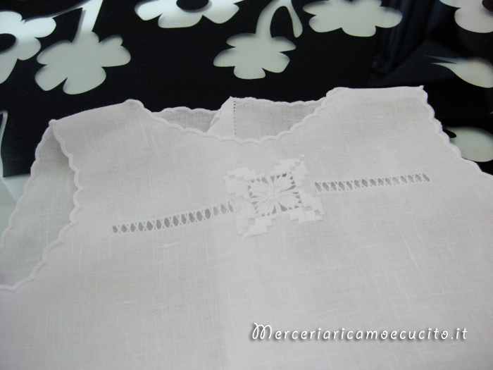Camicina in lino con ricamo punto antico