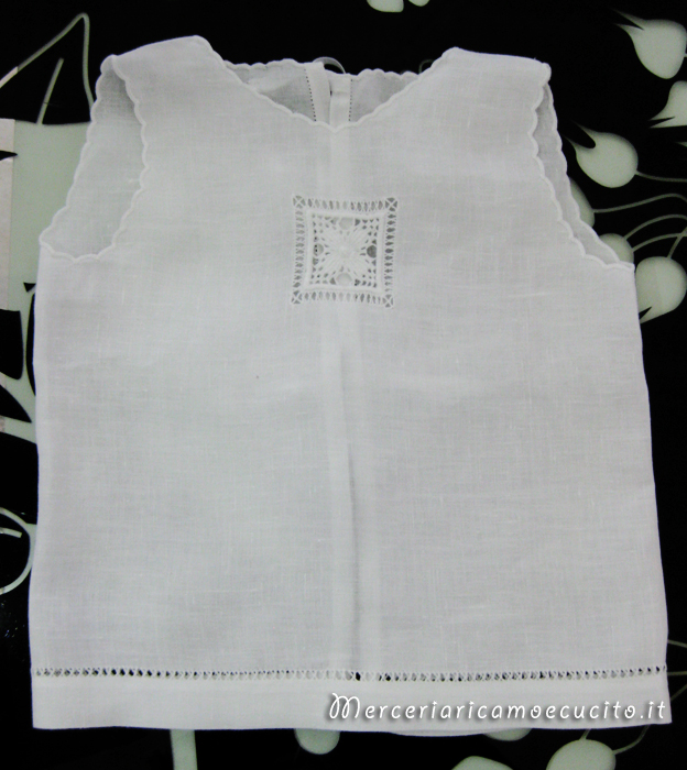 Camicina in lino con ricamo punto antico