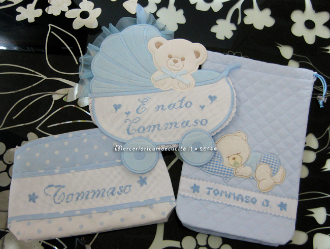 Fiocco nascita carrozzina celeste, sacchettino trapuntato con orsetto nanna e busta poia per Tommaso