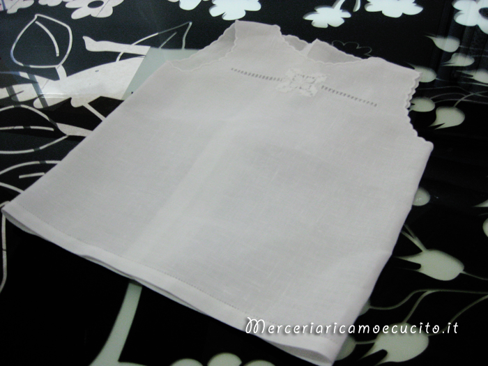 Camicina in lino con ricamo punto antico